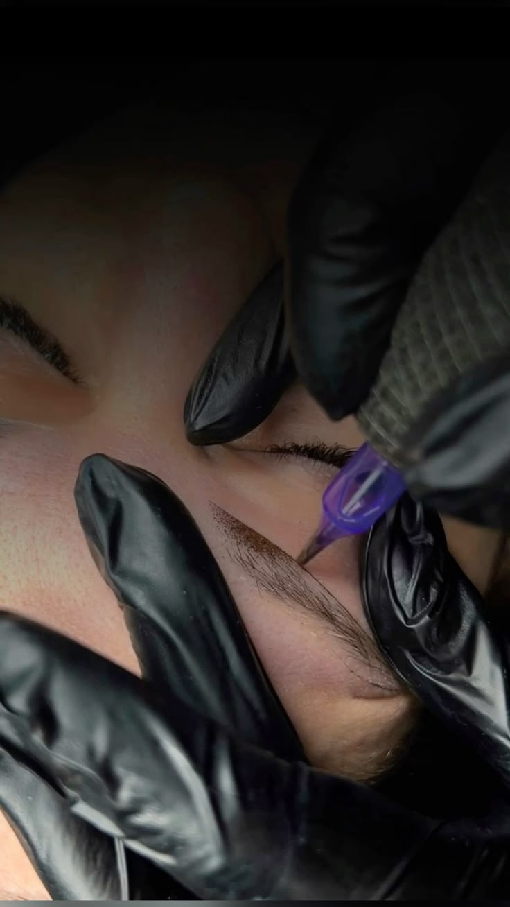 Micropigmentación de cejas realizada con pluma digital en cabina